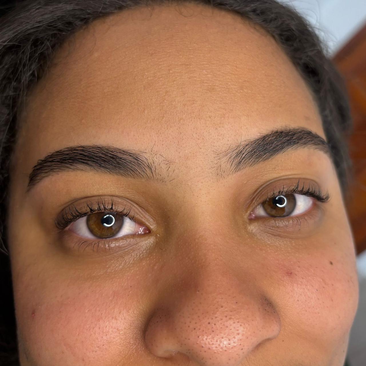 Foto do procedimento de Lash Lifting em uma cliente