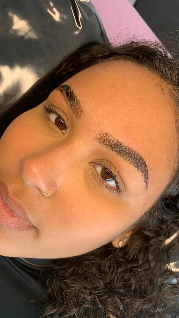 Foto do procedimento de Brow Lamination em uma cliente