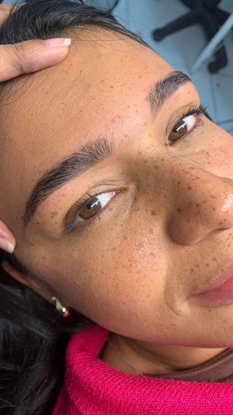 Foto do procedimento de Design com Henna em uma cliente