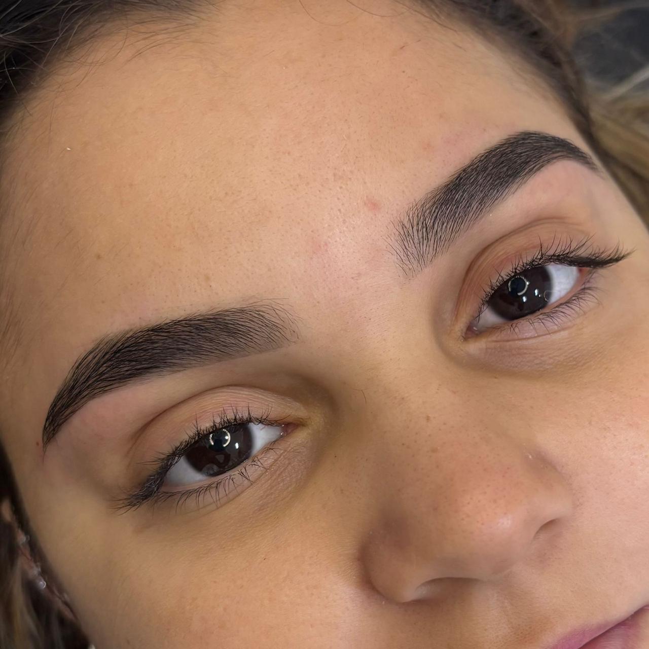 Foto do procedimento de Design Com Henna em uma cliente 