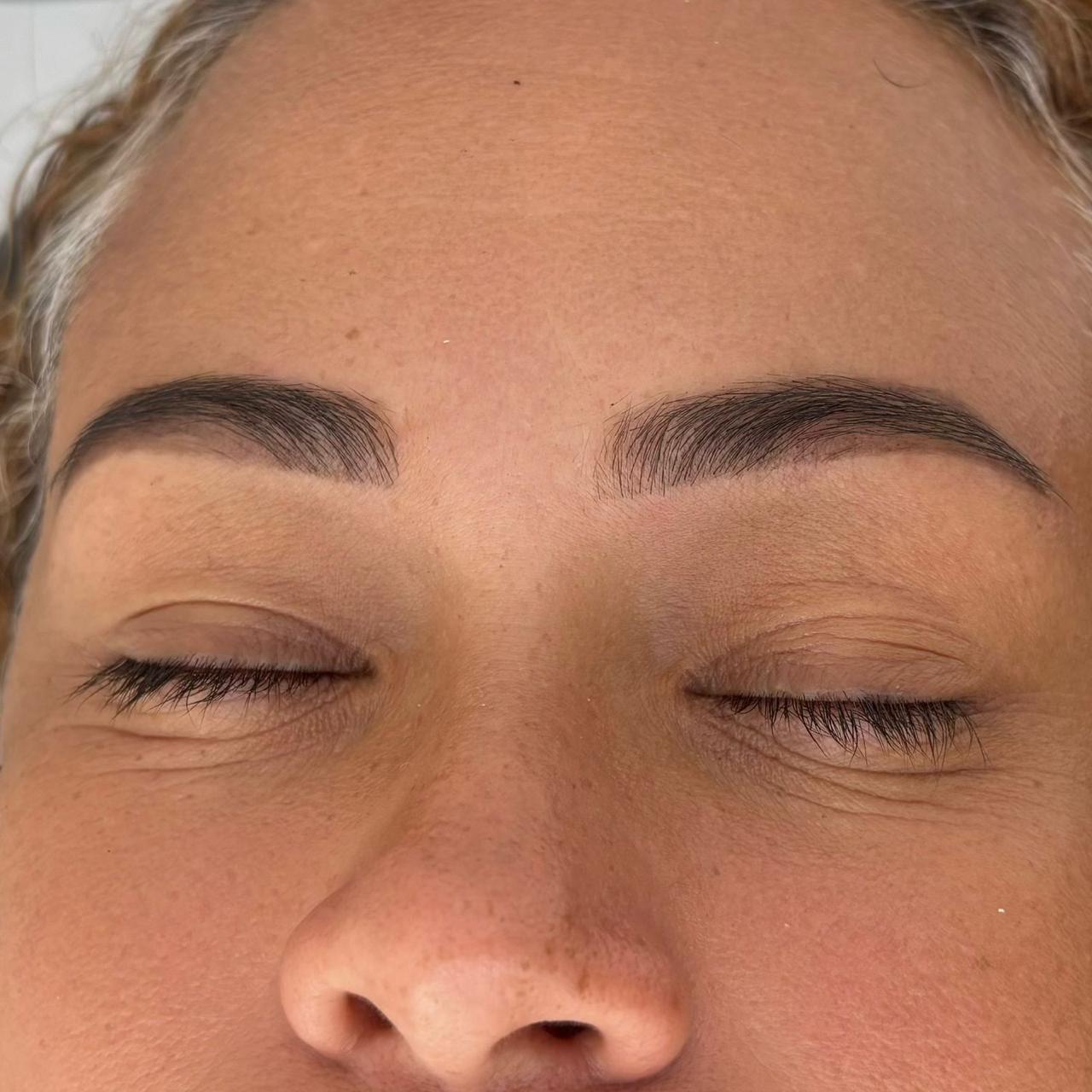 Foto do procedimento de Design Com Henna em uma cliente