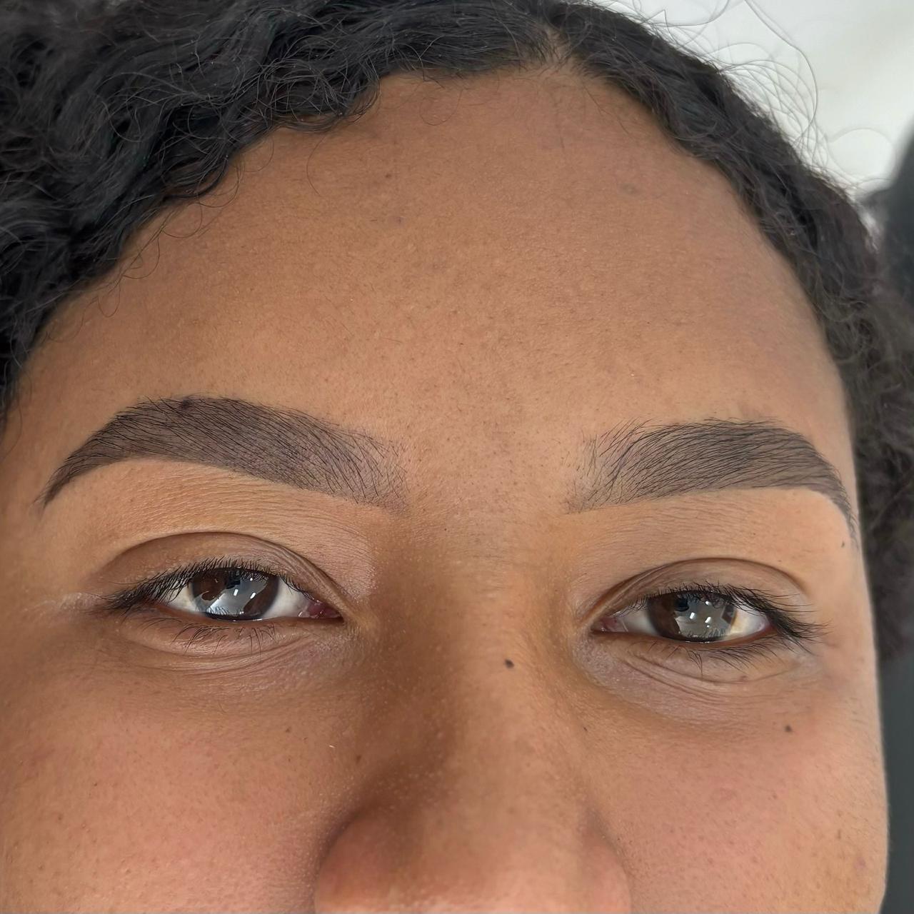 Foto do procedimento de Design Com Henna em uma cliente