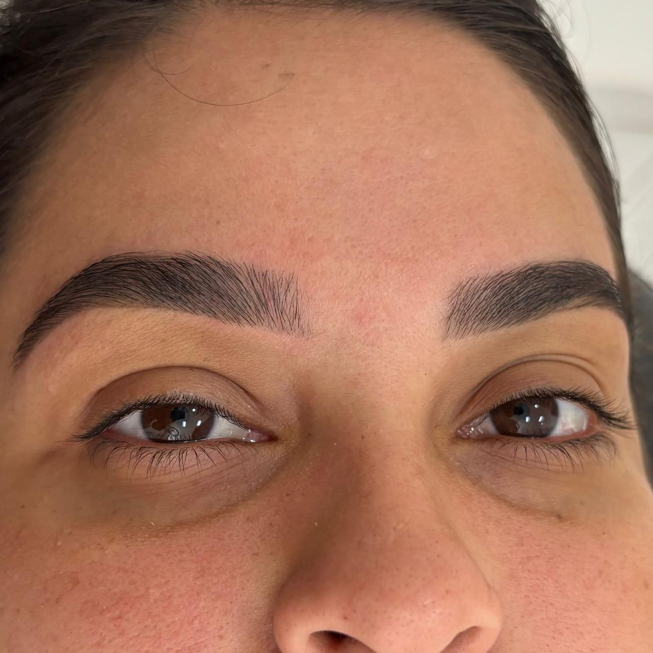 Foto do procedimento de Design Com Henna em uma cliente