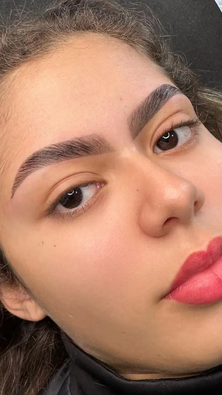 Foto do procedimento de Design Com Henna em uma cliente